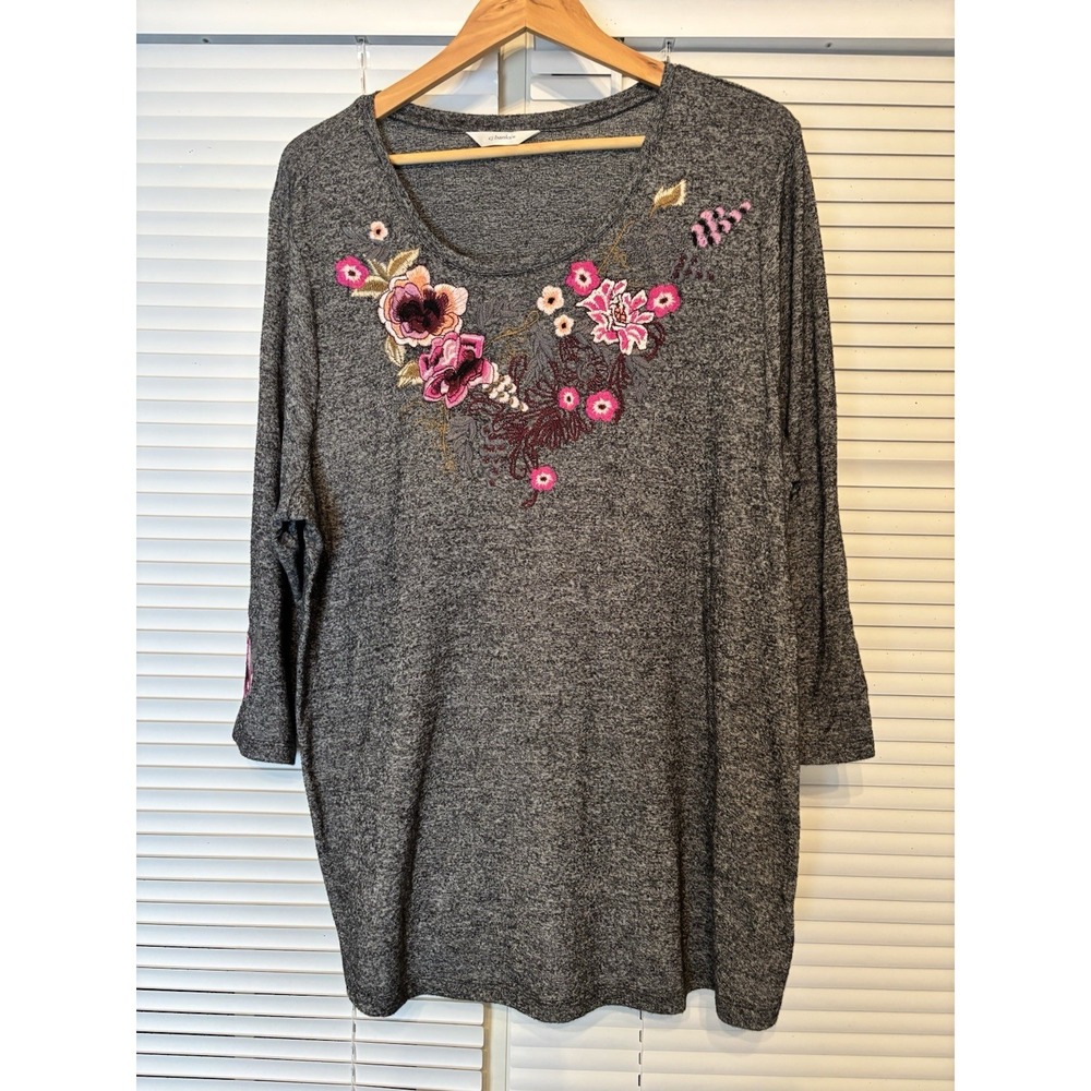 Christopher & Banks Womens XL Floral Embroidered V-Neck 3/4 Sleeve Top Gray